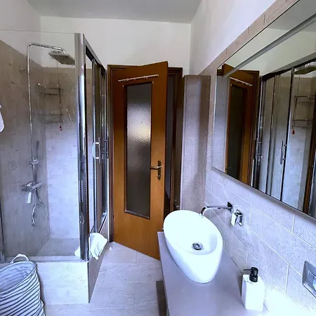 Lovingstresa3 Giardino Del Lägenhet